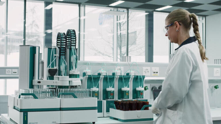 TAN/TBN titration in petrochemical samples - automation for up to 112 samples